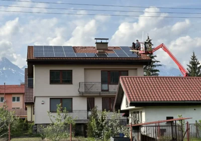 Montáž fotovoltatického systému na dome v Svite